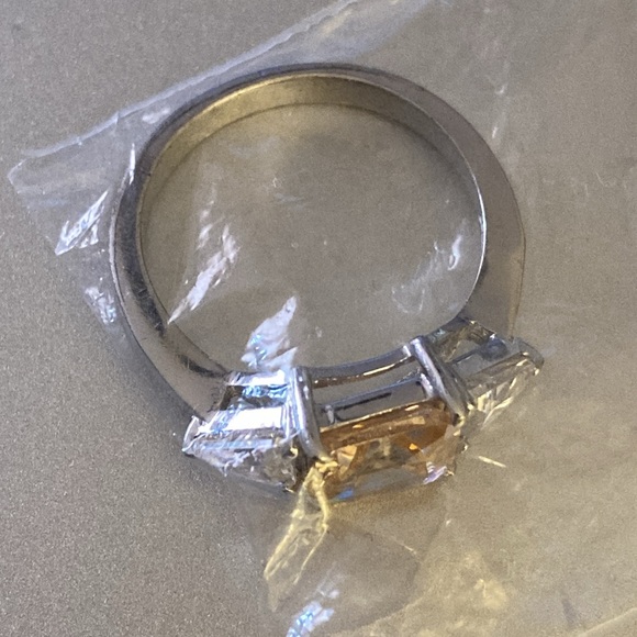 NWOT - Silvertone Square Champaigne Ring W/Flanking Trillium CZ Stones - Sz 7.25 - Picture 10 of 10